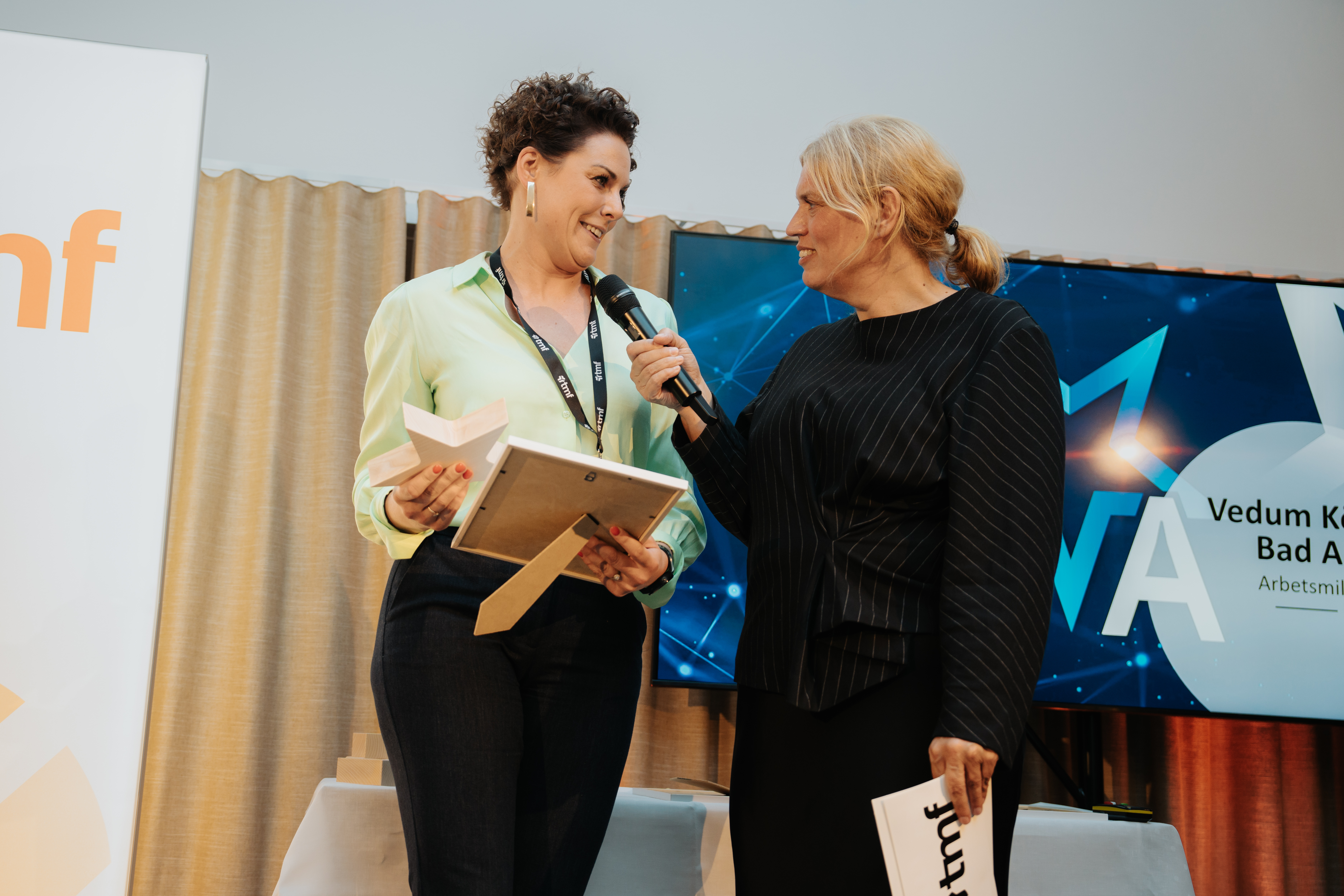 Sofie Bäckman, HR-ansvarig på Vedum, tar emot TMF Nova-pris.