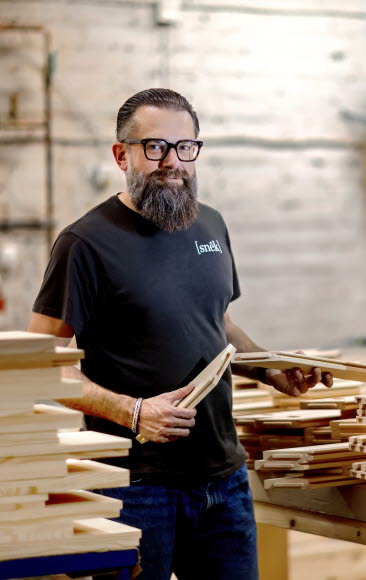 Grundaren/vd:n Fredrik Karlsson Peraldi i Snêks fabrik.