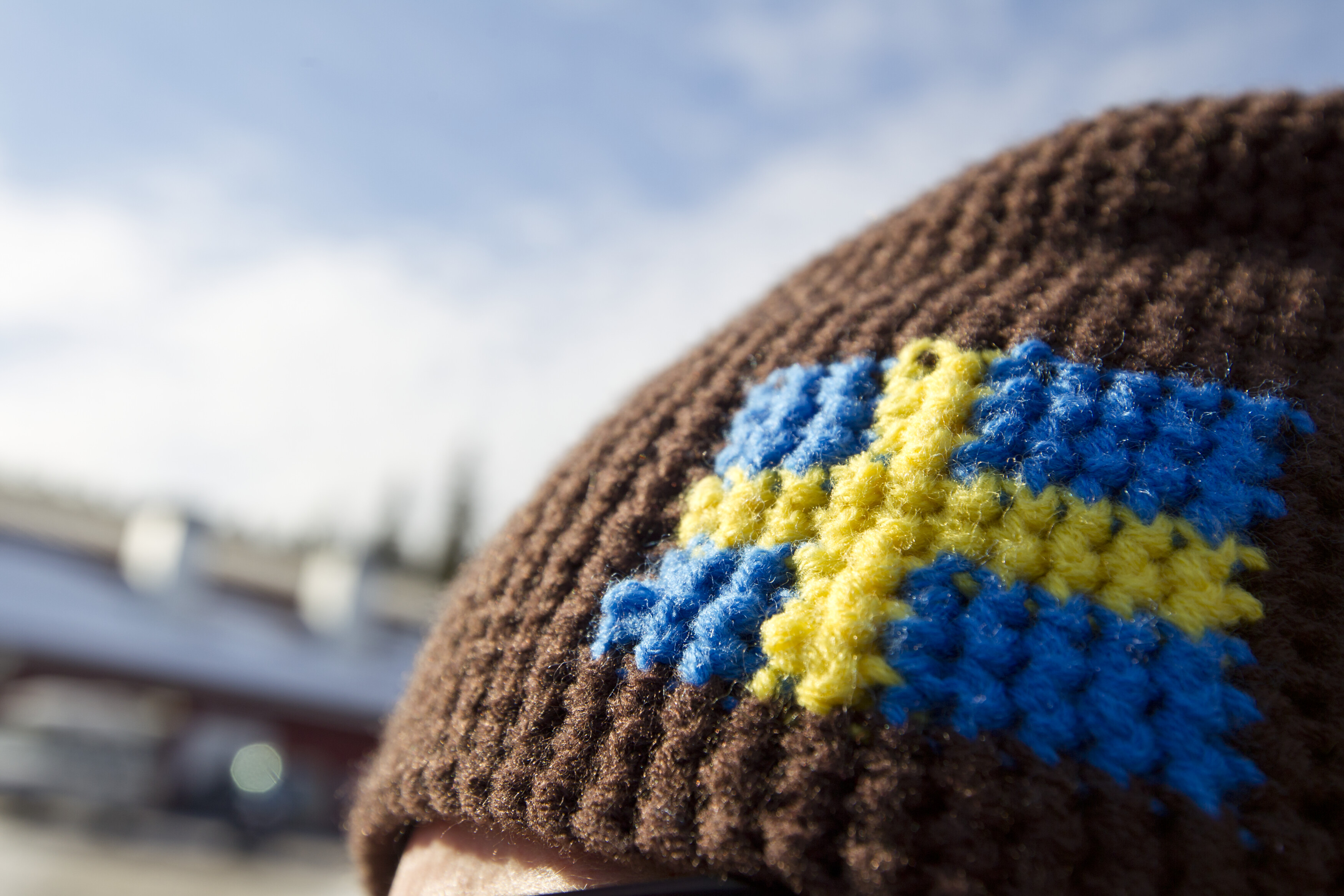 Mössa med svensk flagga.