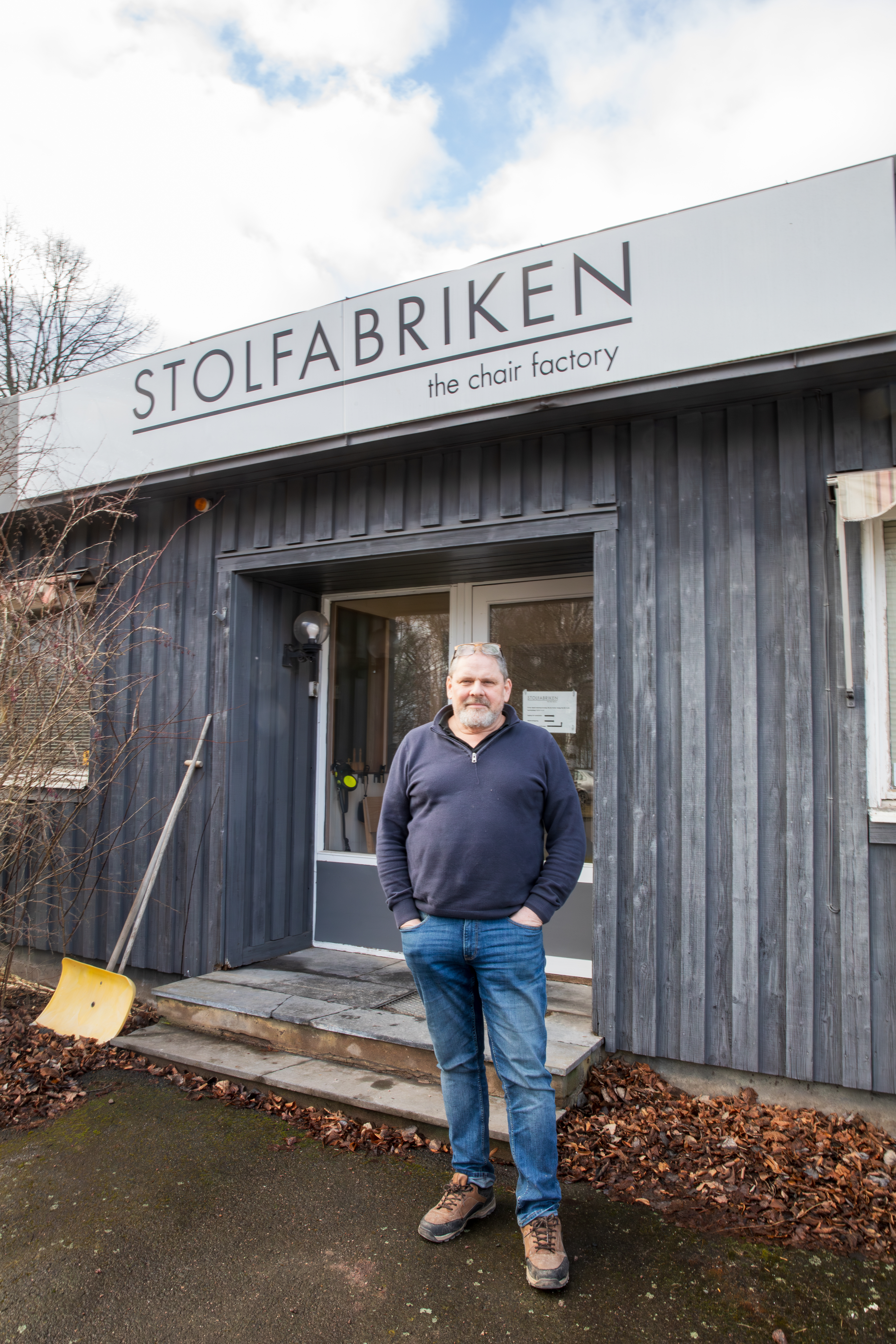 James Minard har en bakgrund som snickare och bildhuggare. Sedan 2016 driver han Stolfabriken.