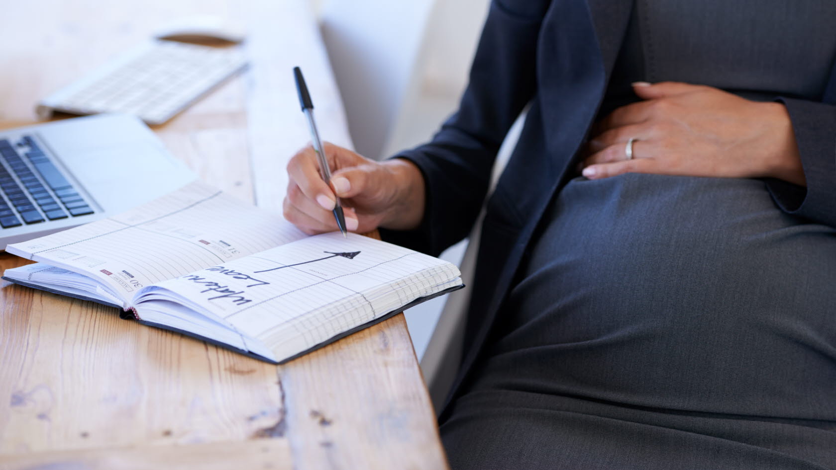 Gravid kvinna planerar för föräldraledighet. 