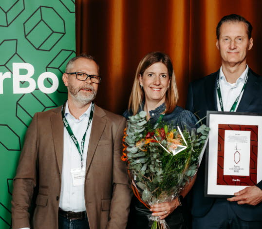 LB-Hus - vinnare av Årets Nollfelsaktör 2025. Här representerade av Gary Mattsson, entreprenad- och teknikchef, Anneli Stenung, försäljnings- och marknadschef, samt Stefan Holmberg, vd.