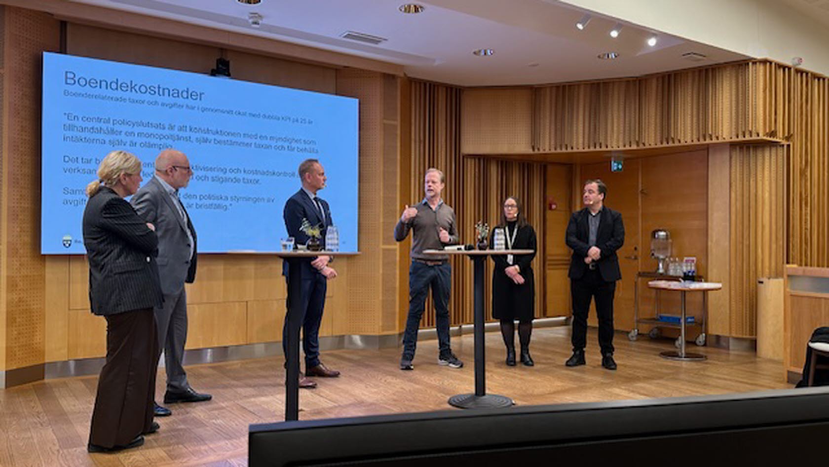 TMF:s bostadsplitiske expert Gustaf Edgren under semarium om skenande byggherrekostnader. 