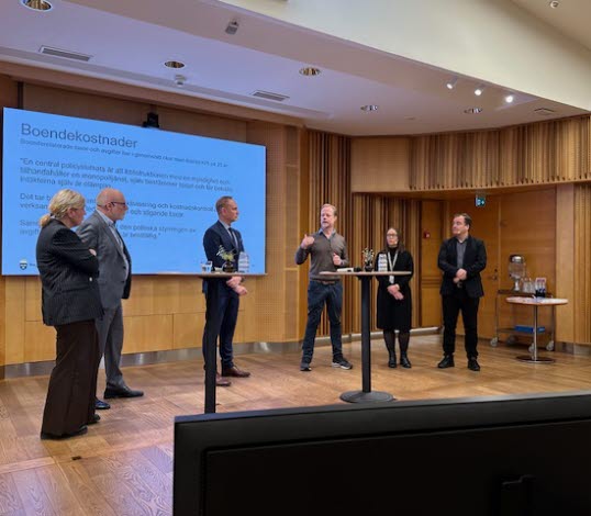 TMF:s bostadsplitiske expert Gustaf Edgren under semarium om skenande byggherrekostnader. 