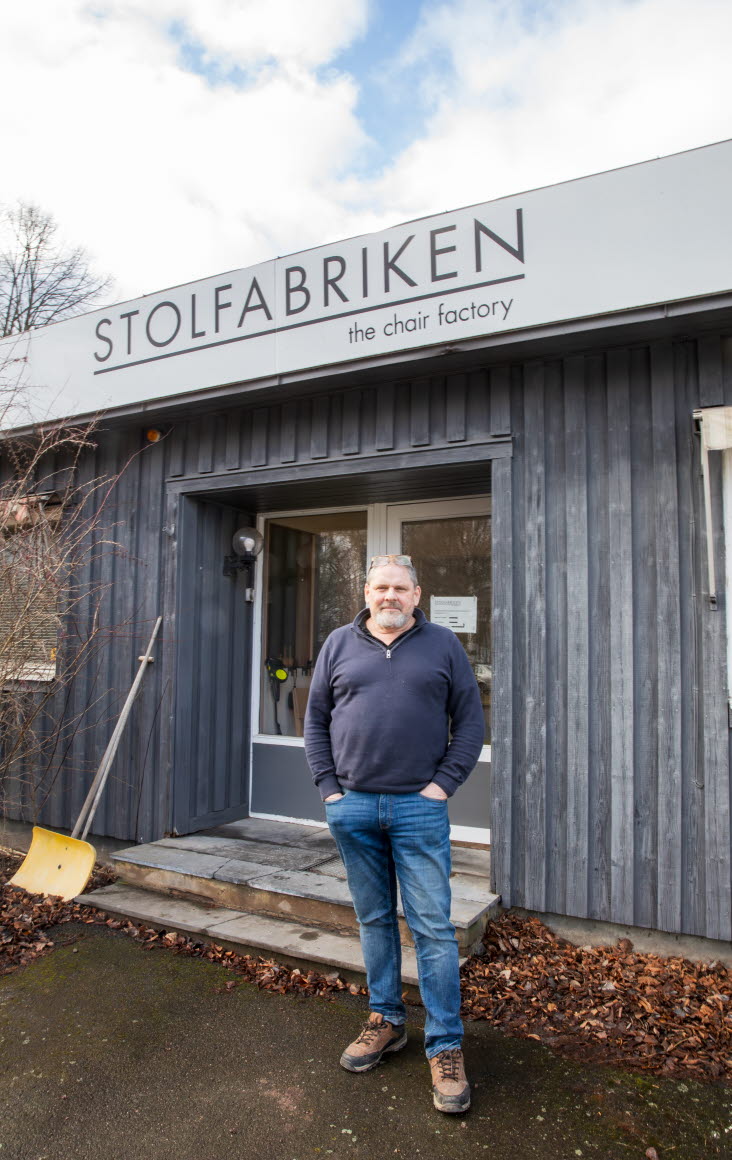 James Minard har en bakgrund som snickare och bildhuggare. Sedan 2016 driver han Stolfabriken.