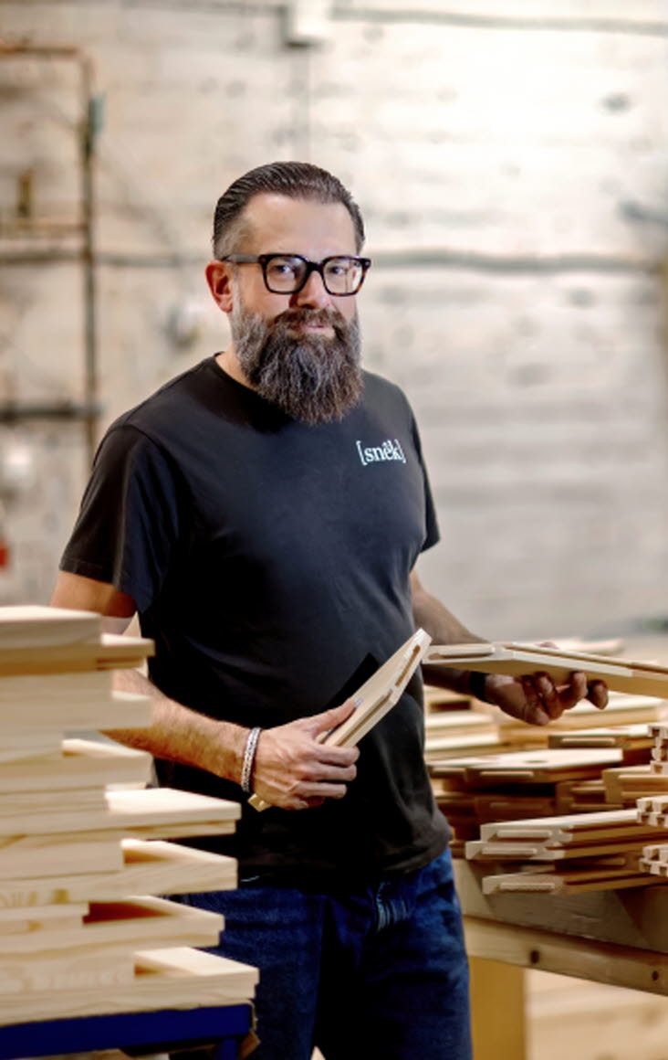 Grundaren/vd:n Fredrik Karlsson Peraldi i Snêks fabrik.