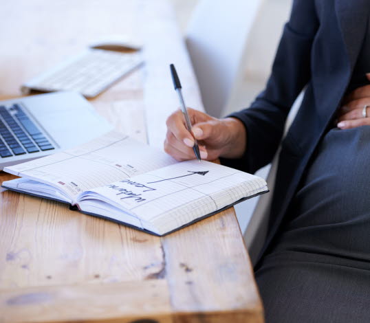 Gravid kvinna planerar för föräldraledighet. 