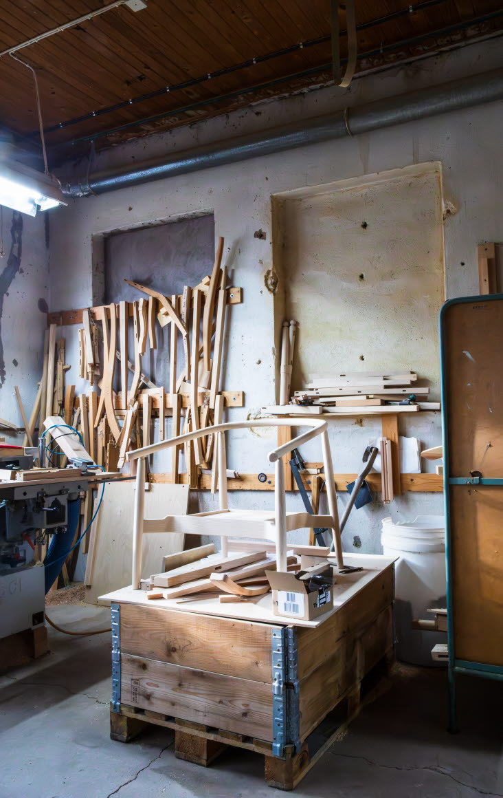 Likt många andra möbeltillverkare i Tibro fokuserar Stolfabriken på produktion för offentliga miljöer.