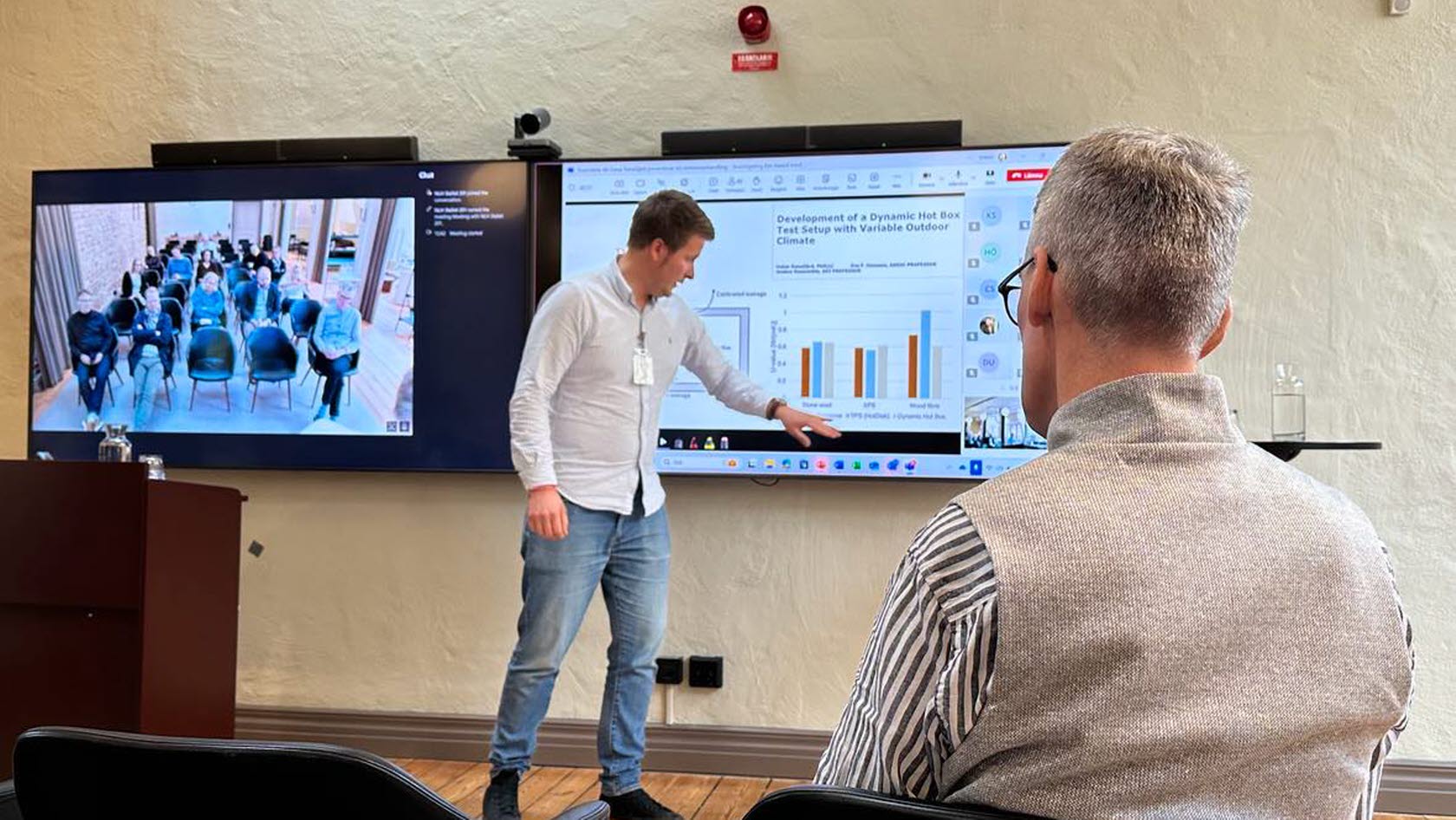 Oskar Ranefjärd presenterar sin forskning om biobaserad isolering.