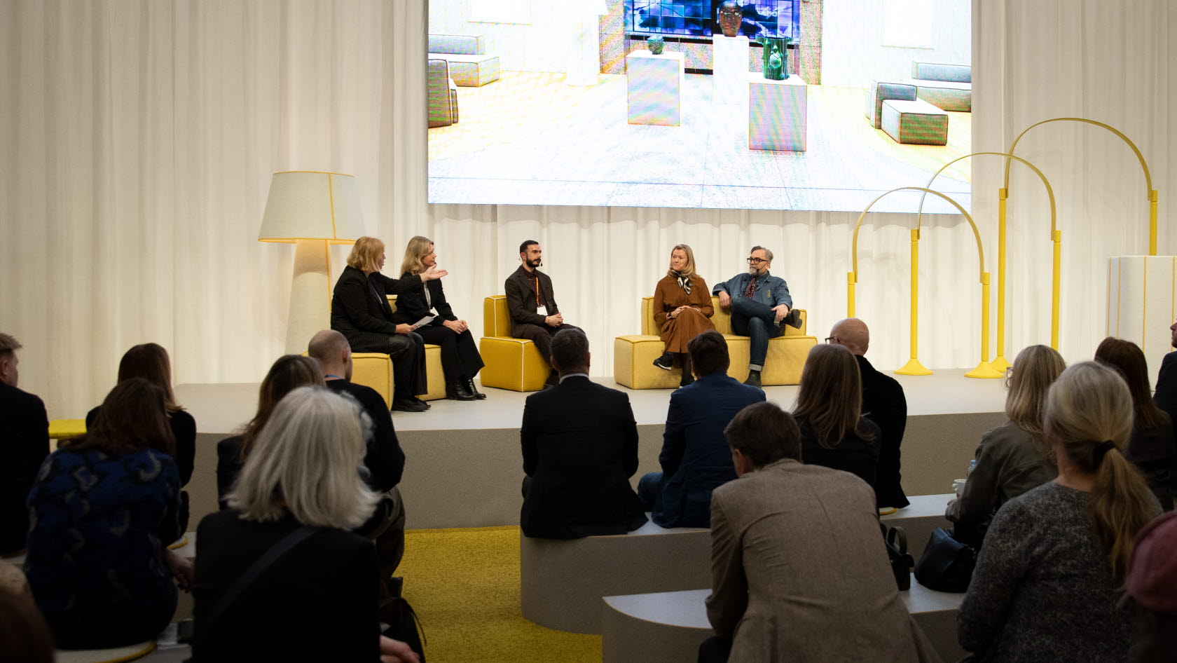 Panelsamtal med TMF:s branschchef Cecilia Ask Engström (tvåa fr v), Thibault d´Ortoli, hållbarhetschef Norden på Tarkett, Cecilia Sebesta, vd på Edsbyn, och Benny Hermansson, vd på Gemla.