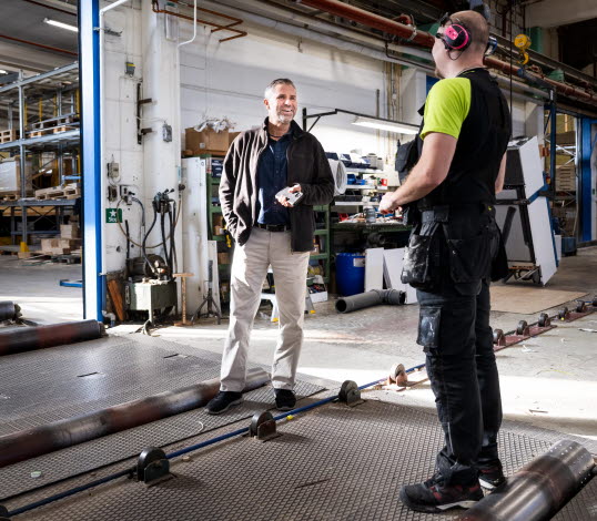 Vd Kent Johansson i fabriksmiljö på Älvsbyhus. 